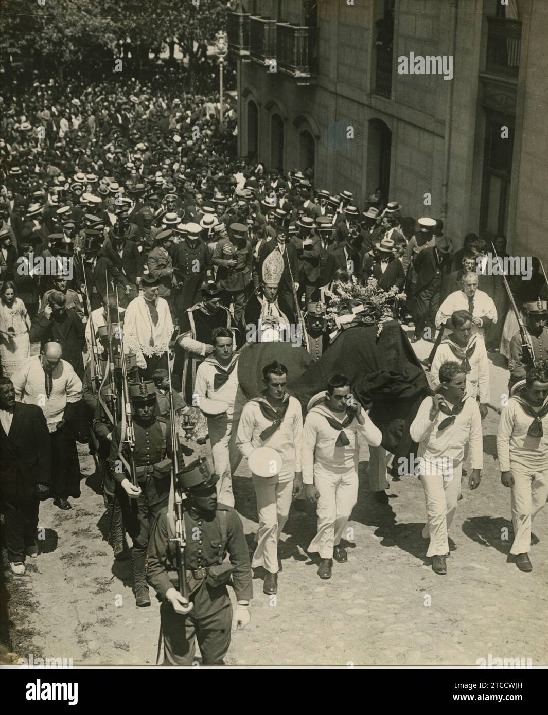 Avilés, August 1924. Procession of the transfer of the remains of the colonizer Pedro Menéndez, heading to the church of San Nicolás, where they were deposited. Credit: Album / Archivo ABC / Pío Stock Photo