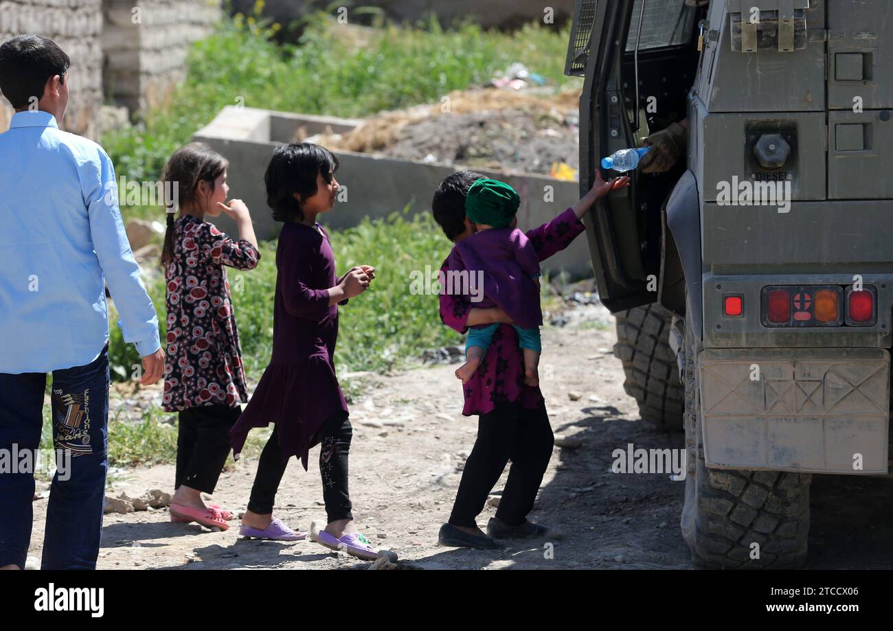 Handing out water bottles hi-res stock photography and images - Alamy