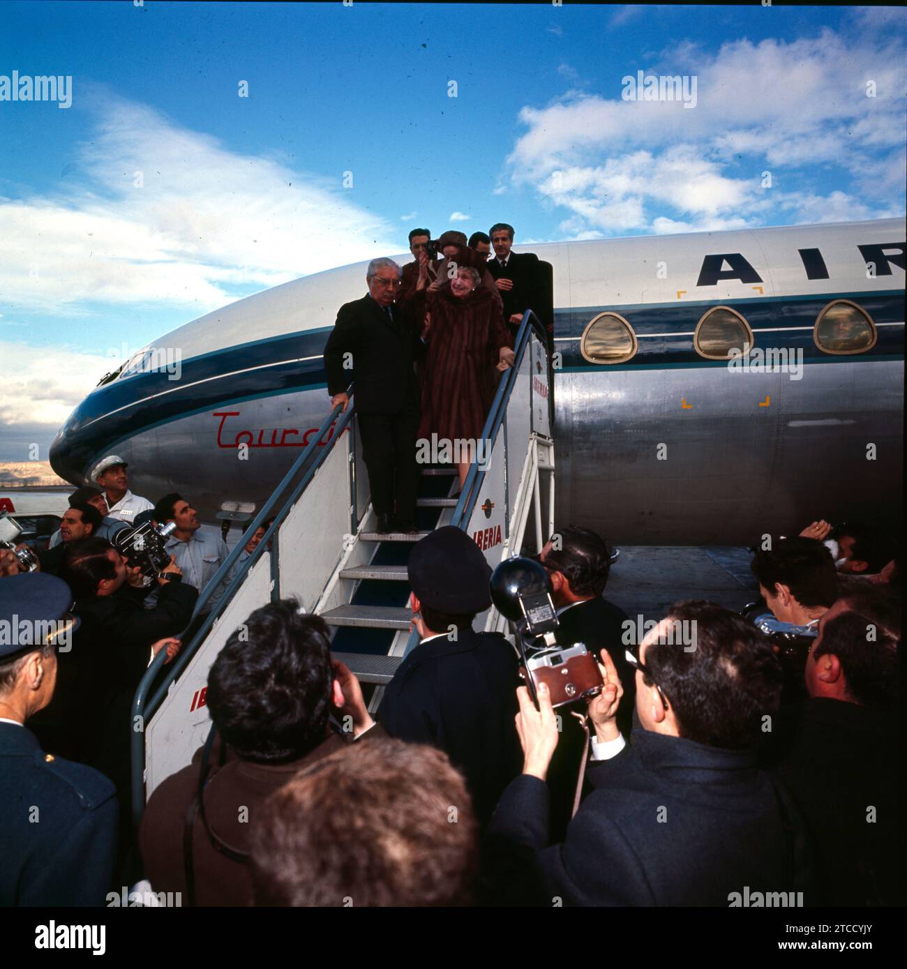 Madrid, 02/07/1968. Queen Victoria Eugenia visits Madrid on the occasion of the birth of her great-grandson, the Infante Don Felipe. In the image, at Barajas airport upon arrival in Madrid on the 'Air France' plane on the regular line between Nice and Madrid. Credit: Album / Archivo ABC / Jaime Pato,Álvaro García Pelayo,José Sánchez Martínez Stock Photo