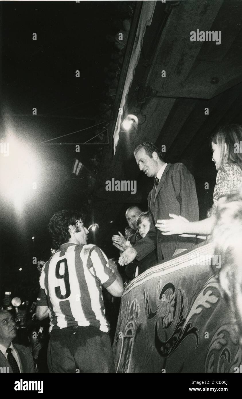 Madrid, 06/26/1976. Final of the Generalissimo Cup football season 1975 1976, played at the Santiago Bernabéu stadium, between Atlético de Madrid and Real Zaragoza, which ended with a 1-0 victory for Atleti. In the image, José Eulogio Garate receives from the hands from King Juan Carlos I the champion cup, in the presence of Prince Felipe, Infanta Elena and the president of the government Carlos Arias Navarro. Credit: Album / Archivo ABC / Teodoro Naranjo Domínguez Stock Photo