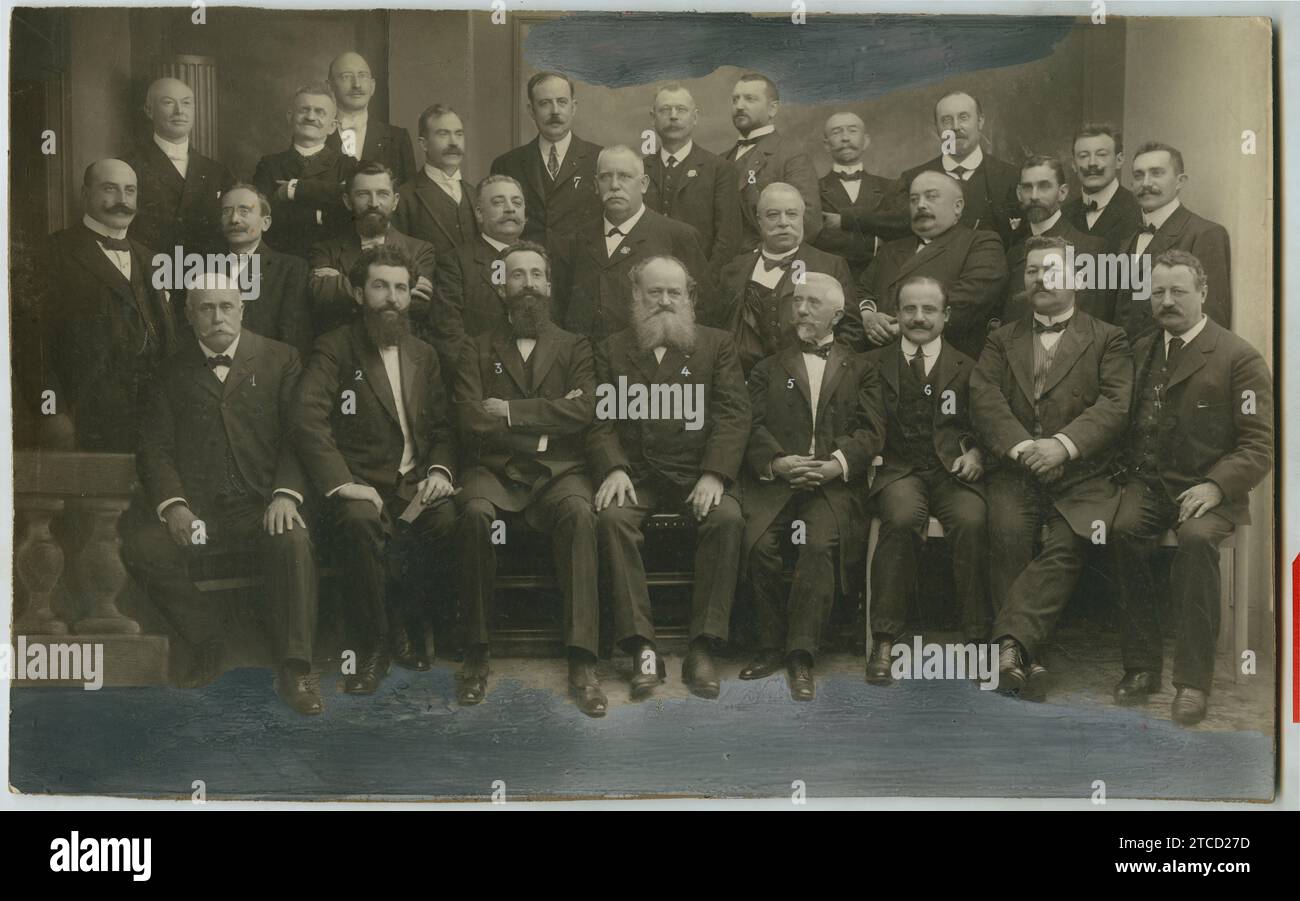 Madrid, 05/11/1912. Organization of the International Federation in Brussels. First International Congress of Free Mutuality, organized by the 'Previsors of the Future', which is to be held in Madrid from the 15th to the 19th of the current month. 1. President of the French Colonization. 2. President of «Les Prevoyants de L'Avernir». 3. Director of «La Belgique Prevoyante». 4. Mr. Chatelus. 5. Vice President, Mr. Ugarte. 6. Delegate of Italy. 7. Attorney, Mr. Quirós. 8. Secretary, Mr. García Morales. Credit: Album / Archivo ABC Stock Photo