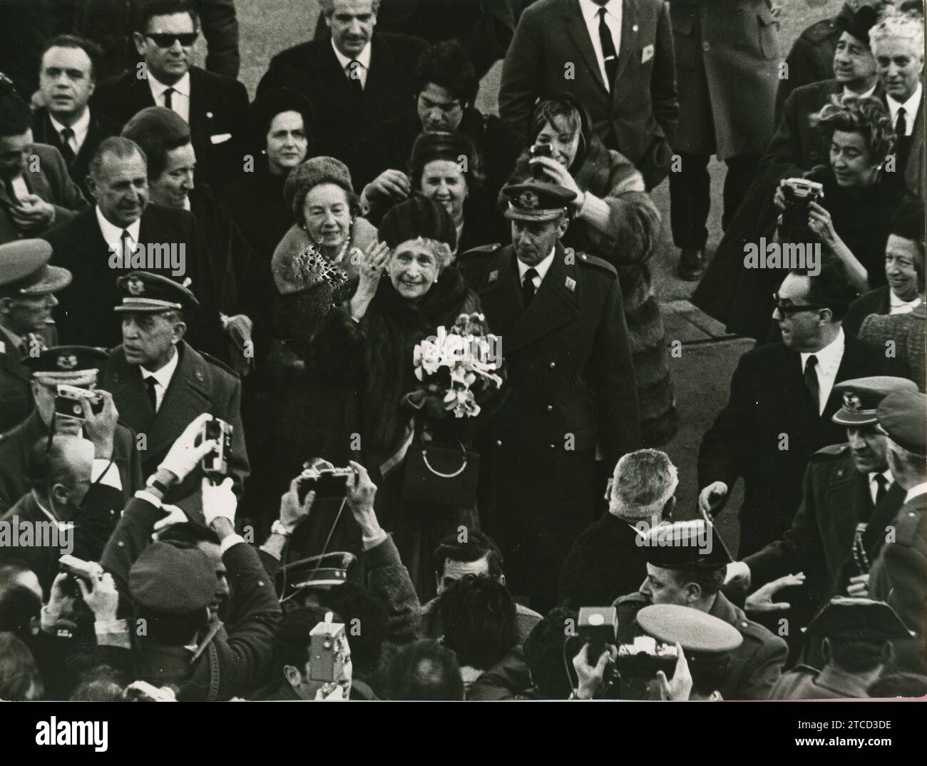 Madrid, 02/07/1968. Queen Victoria Eugenia visits Madrid on the occasion of the birth of her great-grandson, the Infante Don Felipe. In the image, he greets the crowd that came to welcome him upon his arrival at Barajas Airport. Credit: Album / Archivo ABC / Teodoro Naranjo Domínguez,Manuel Sanz Bermejo Stock Photo
