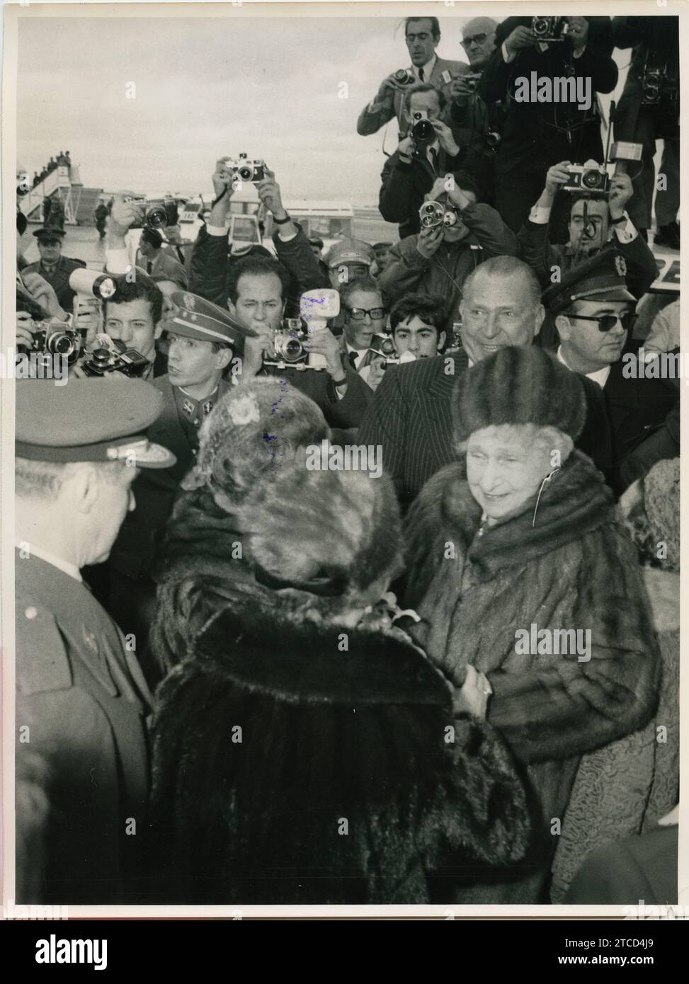 Madrid, 02/07/1968. Queen Victoria Eugenia visits Madrid on the occasion of the birth of her great-grandson, the Infante Don Felipe. In the image, arrival at Barajas Airport. Behind, his son Don Juan de Borbón. Credit: Album / Archivo ABC / Teodoro Naranjo Domínguez,Manuel Sanz Bermejo Stock Photo