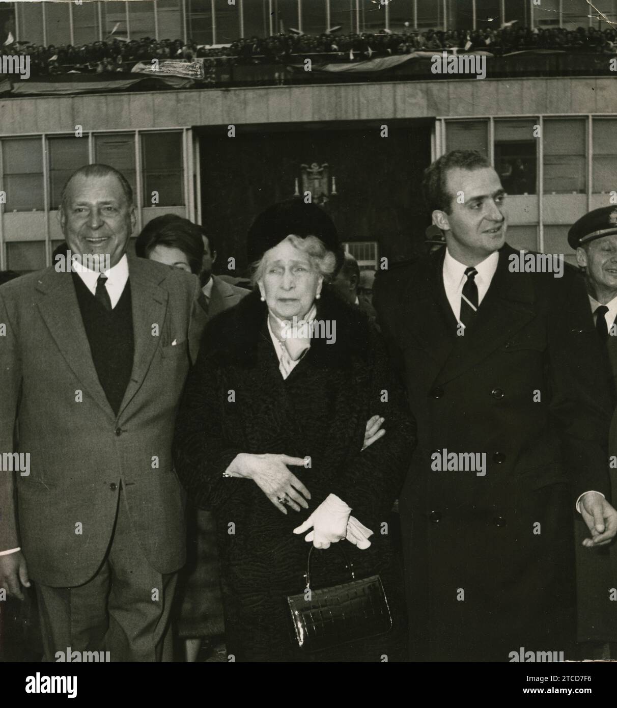 Madrid, 02/11/1968. Queen Victoria Eugenia visits Madrid on the occasion of the birth of her great-grandson, the Infante Don Felipe. In the image, farewell at Barajas Airport. With her, her son, Don Juan de Borbón, and her grandson, Prince Juan Carlos. Credit: Album / Archivo ABC / Teodoro Naranjo Domínguez Stock Photo
