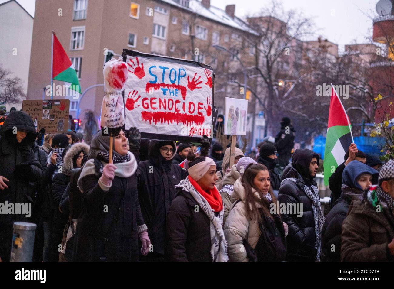 Ein pro-palästinensische Demonstration unter dem Motto Stoppt den Genozid in Gaza zieht durch die Berliner Stadtteile Wedding und Prenzlauer Berg./A pro-Palestinian demonstration under the slogan Stop the genocide in Gaza marches through the Berlin districts of Wedding and Prenzlauer Berg. Pro-palästinensische Demonstration in Berlin *** A pro Palestinian demonstration under the slogan Stop the genocide in Gaza marches through the Berlin districts of Wedding and Prenzlauer Berg A pro Palestinian demonstration under the slogan Stop the genocide in Gaza marches through the Berlin districts of Stock Photo