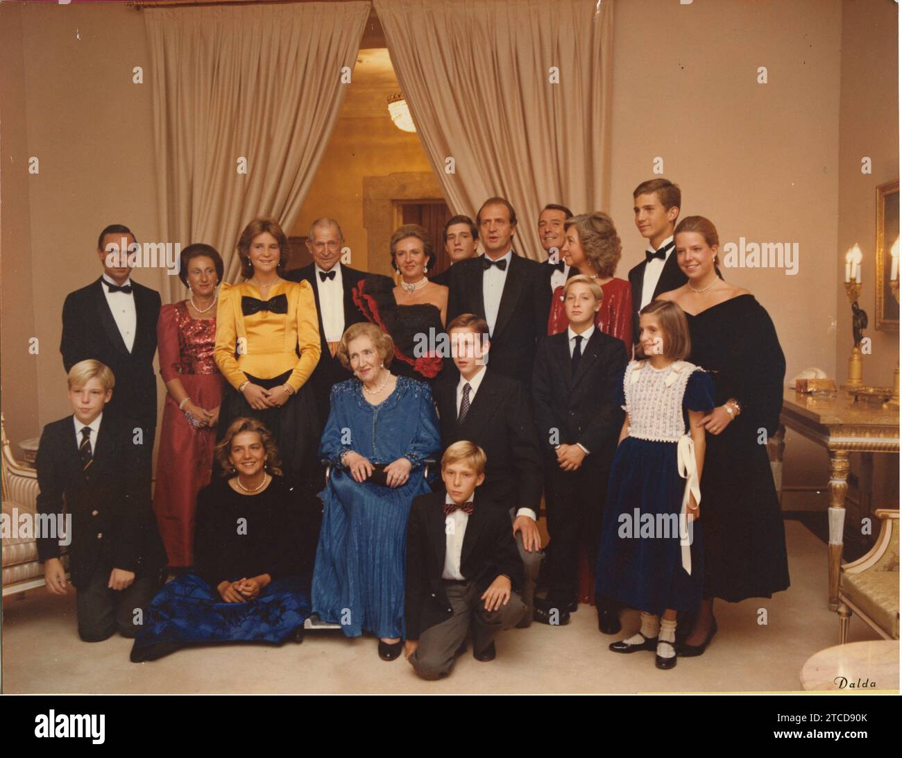 El Pardo (Madrid), 10/12/1985. Golden wedding of the Counts of Barcelona at the Palacio del Pardo. In the image, Don Juan and his wife Doña María de las Mercedes, Juan Carlos I and Queen Sofía, Prince Felipe, the Infantas Elena and Cristina, the Dukes of Badajoz Luis Gómez-Acebo and Pilar de Borbon, Simoneta, Juan, Alfonso, Fernando and Bruno Gómez-Acebo, the Dukes of Soria Carlos Zurita and Margarita de Borgon with and their children, Alfonso and Maria Zurita. Credit: Album / Archivo ABC / DALDA Stock Photo