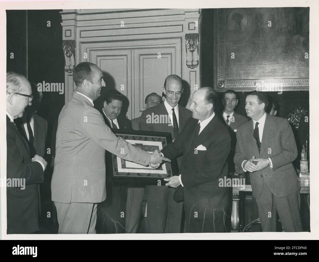 Madrid, 05/12/1962. In the Goya room of the Madrid city hall, the Count of Mayalde presents a scroll to the rancher Mr. José Benítez Cubero, owner of the bull 'Sanluqueño', which turned out to be the bravest of those fought during the San Isidro fair of the year 1961. Credit: Album / Archivo ABC / Manuel Sanz Bermejo Stock Photo