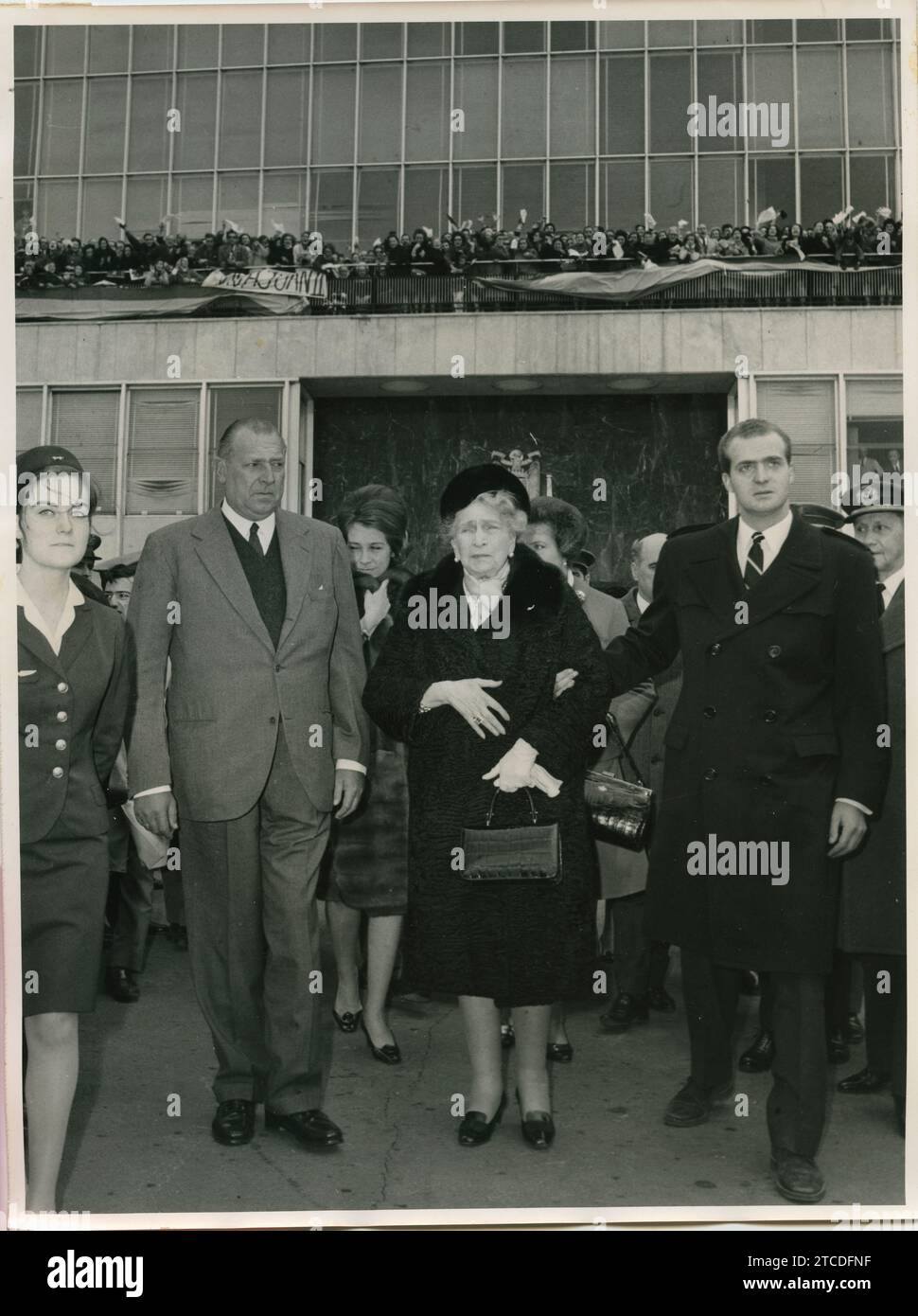 Madrid, 02/11/1968. Queen Victoria Eugenia visits Madrid on the occasion of the birth of her great-grandson, the Infante Don Felipe. In the image, farewell at Barajas Airport. With her, her son, Don Juan de Borbón, and her grandson, Prince Juan Carlos. Credit: Album / Archivo ABC / Teodoro Naranjo Domínguez Stock Photo