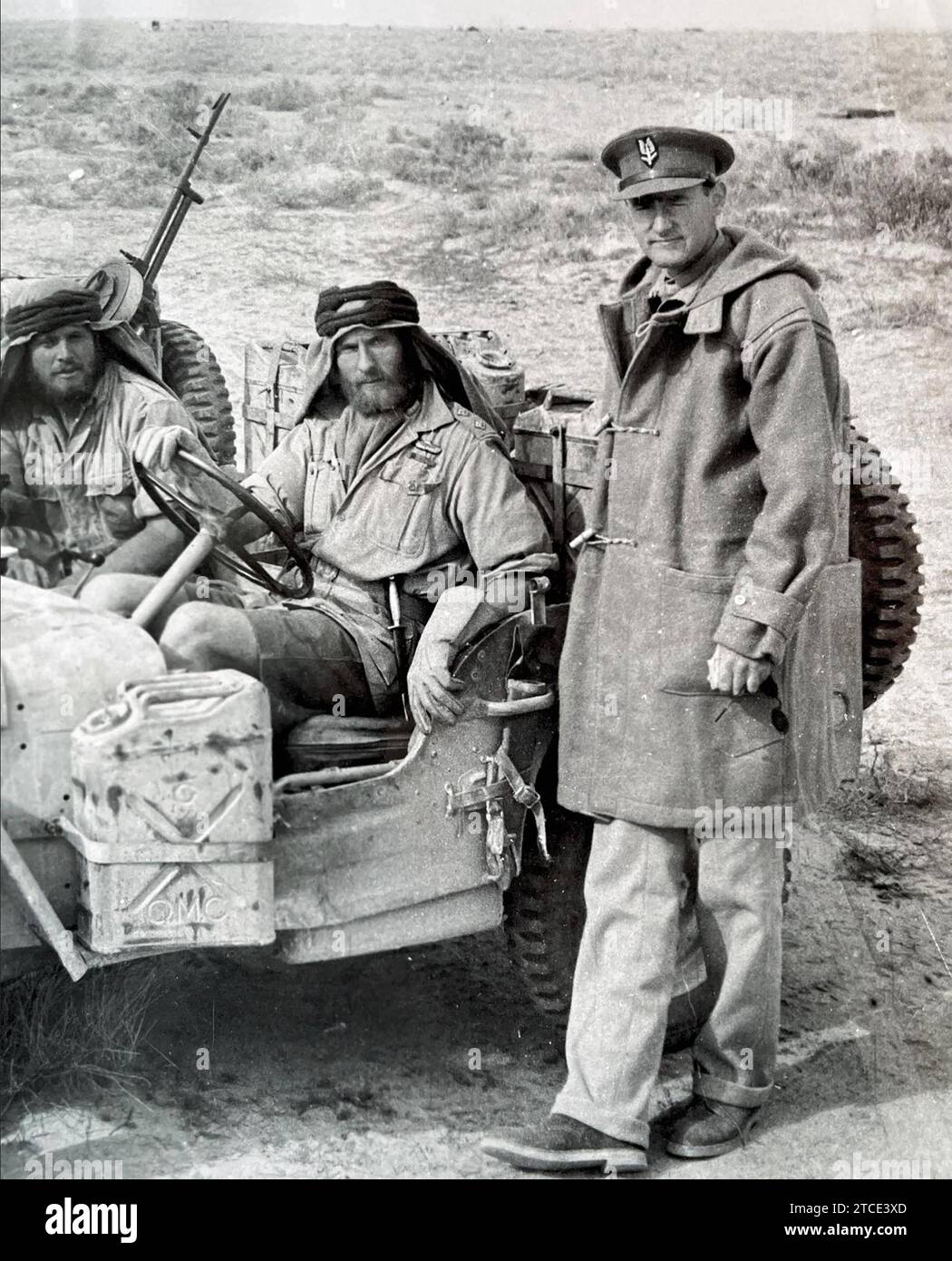 DAVID STIRLING (1915-1990) Scottish army officer at right next to Lieutenant Edward McDonald and other SAS soldiers in North Africa, 18 January 1942. Stock Photo