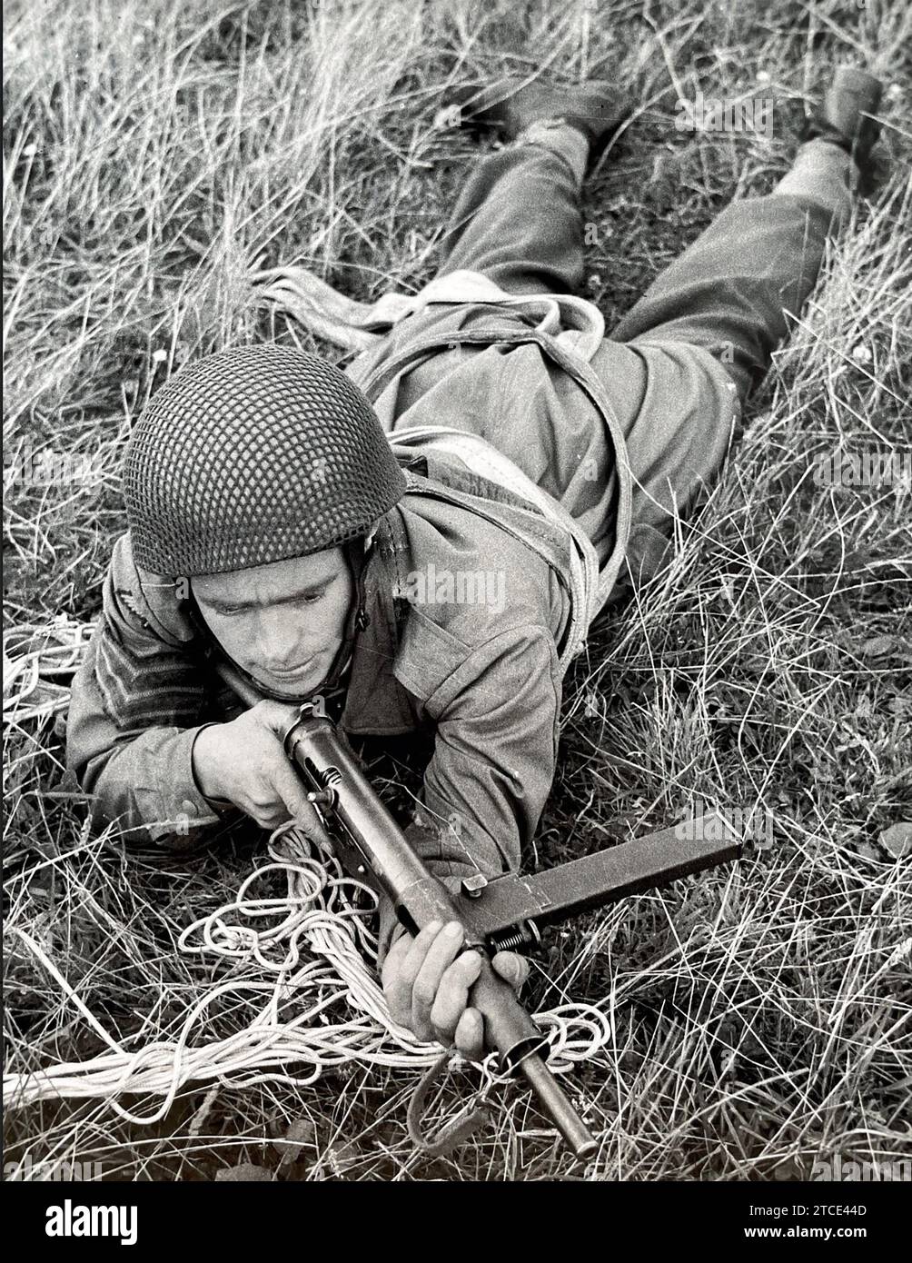 AIRBORNE FORCES  British paratrooper poses with Sten gun about 1943 Stock Photo