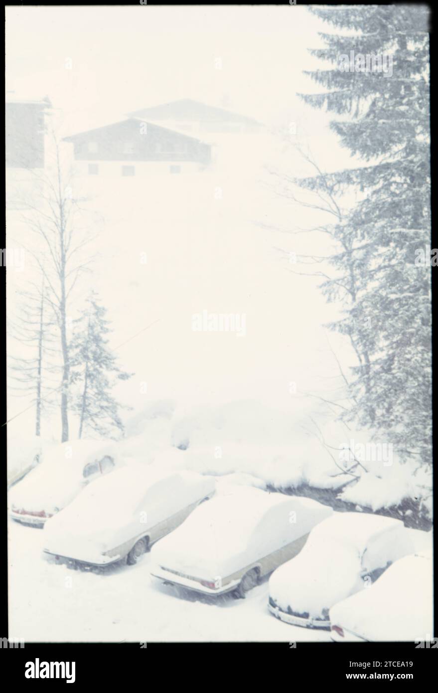 Winter GER, Aufnahme ca. 1966, eingeschneite Autos in den Alpen *** Winter GER, photo ca 1966, snow-covered cars in the Alps Stock Photo