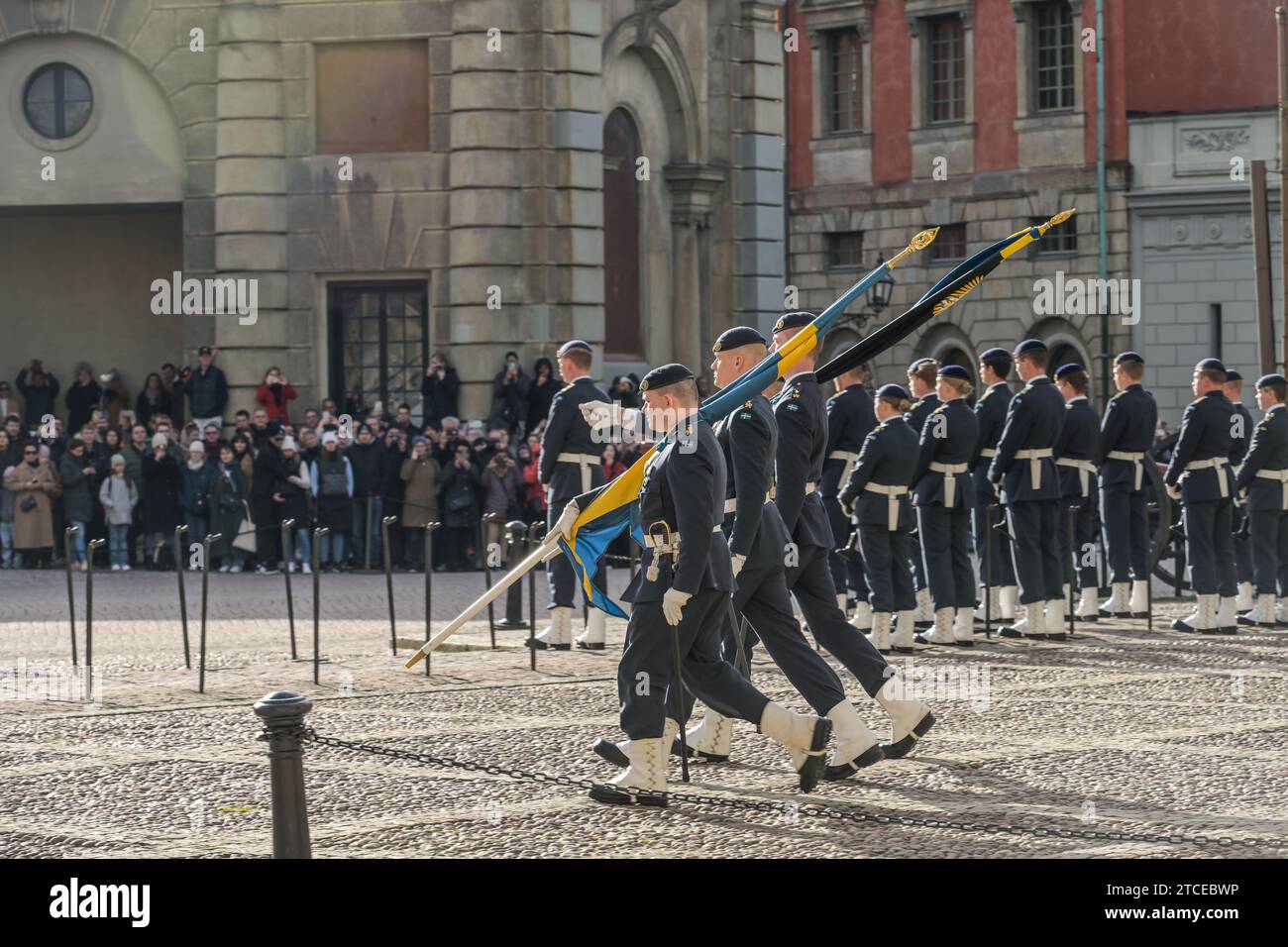 Soldaten, Flaggen, Wachwechsel, Paradeplatz, Yttre borggarden, Königliches Schloss, Kungliga slottet, Stockholm, Schweden Stock Photo
