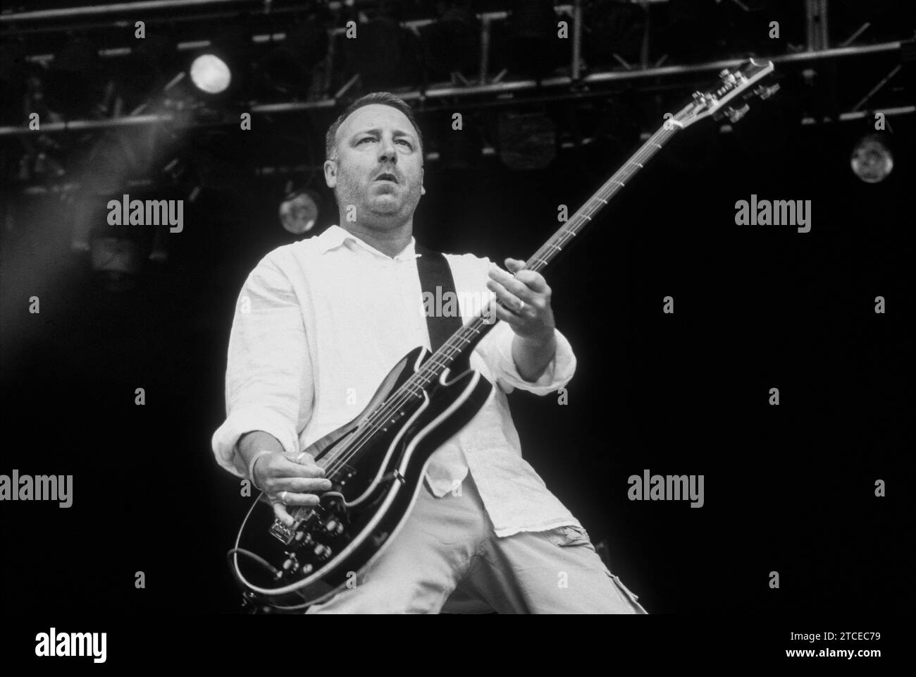 PETER HOOK, MONACO, READING FESTIVAL, 1998: New Order bass player Peter Hook playing with his side project band MONACO on the Main Stage at Reading Festival, Reading, UK on 30 August 1998. Monaco were touring with their debut studio album 'Music for Pleasure'. Photo: Rob Watkins Stock Photo