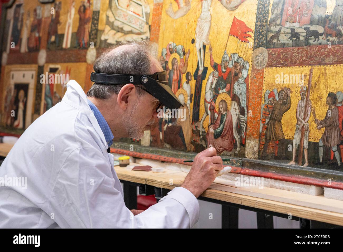 Vatican City, Vatican. 11th Dec, 2023. Restorer Marco Pratelli works on a painting at the 'Painting and Wood Materials Restoration Laboratory' inside the Vatican Museums. 'Beyond the surface: the restorer's gaze' is the title of the exhibition initiative with which the Vatican Museums celebrate the centenary of the foundation of the 'Painting and Wooden Materials Restoration Laboratory'. (Photo by Stefano Costantino/SOPA Images/Sipa USA) Credit: Sipa USA/Alamy Live News Stock Photo