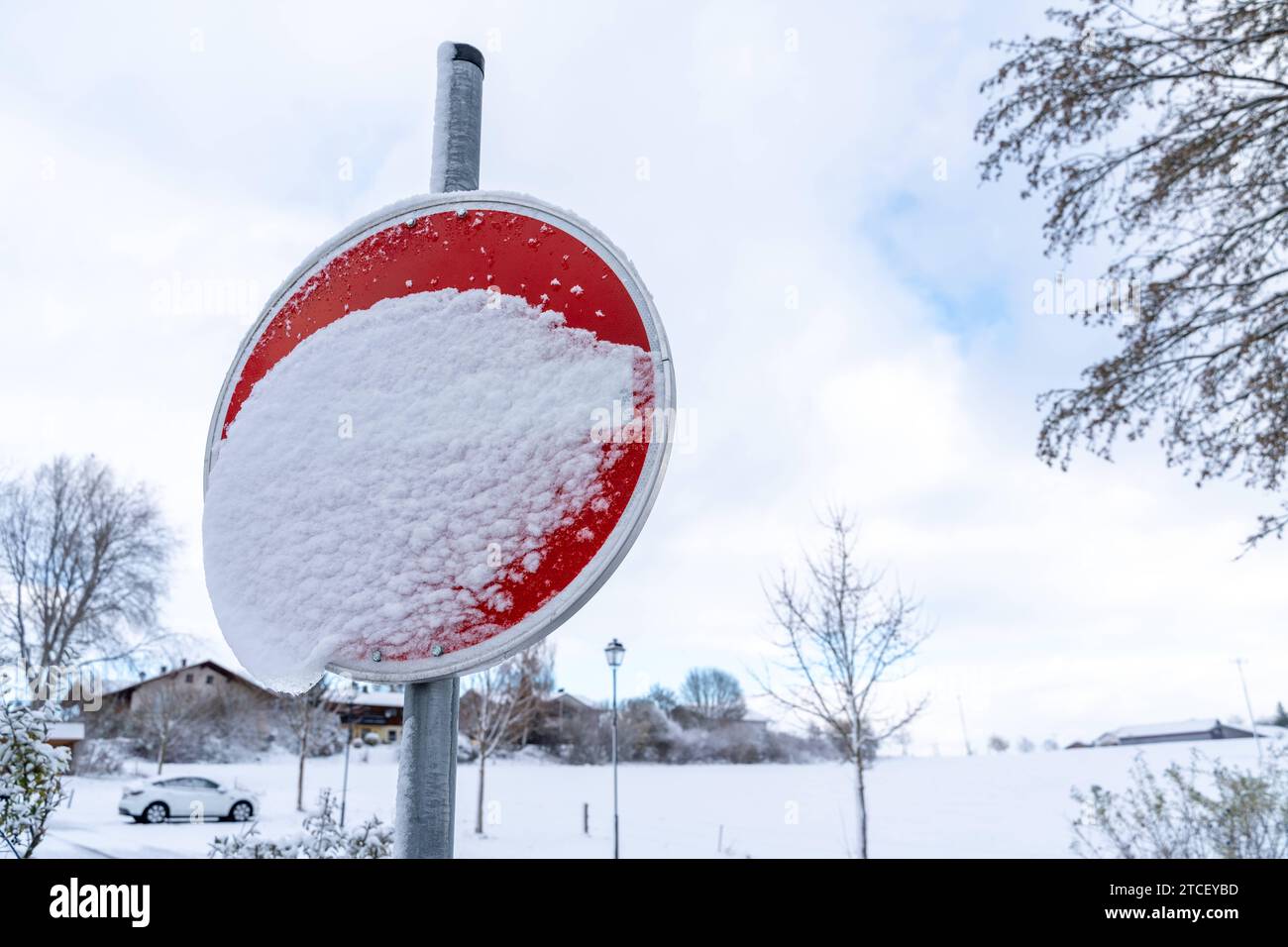 Bavaria, Germany - November 26, 2023: Snow-covered unrecognizable traffic sign. Road sign full of snow *** Zugeschneites unkenntliches Verkehrsschild. Straßenschild voller Schnee Stock Photo