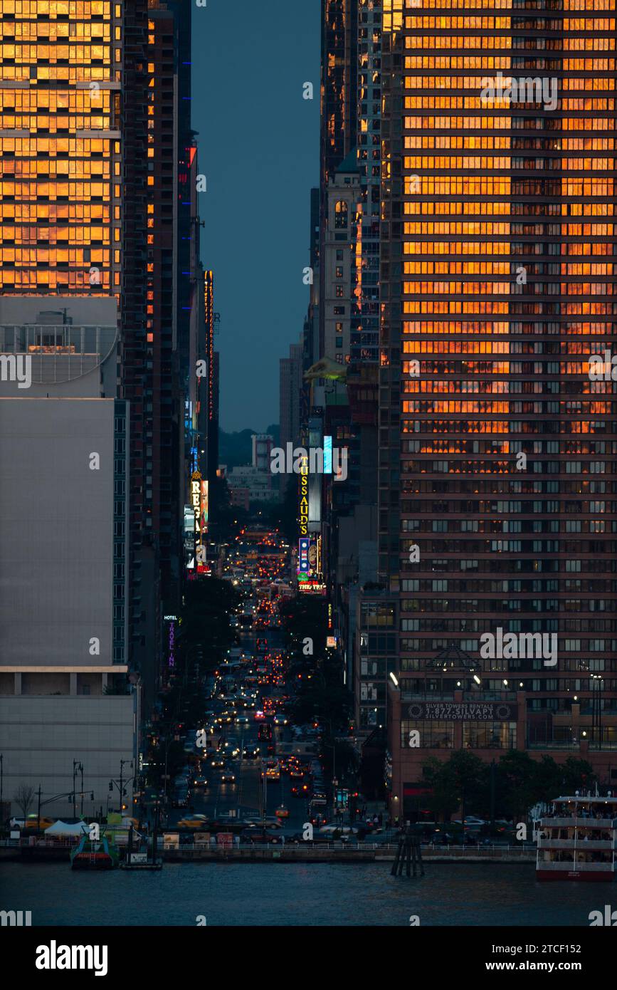 Nyc skyline sunset chrysler boat hi-res stock photography and images ...
