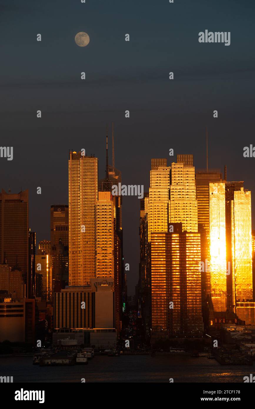 Nyc skyline sunset chrysler boat hi-res stock photography and images ...