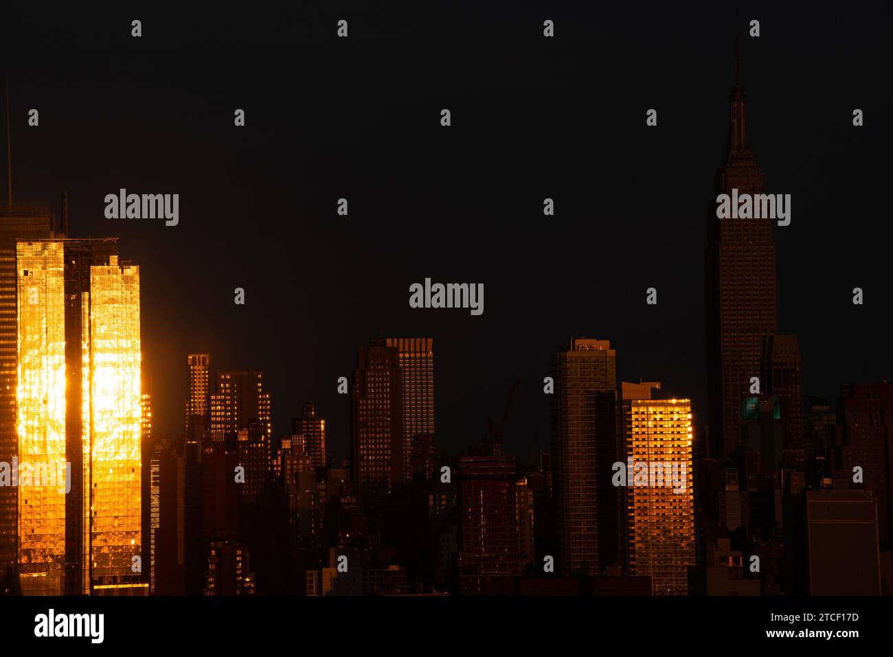 Nyc skyline sunset chrysler boat hi-res stock photography and images ...