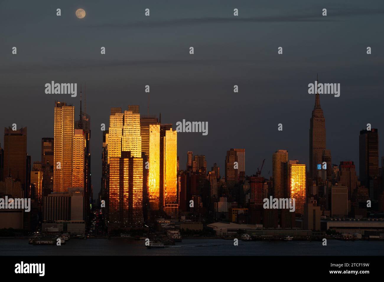 Nyc skyline sunset chrysler boat hi-res stock photography and images ...