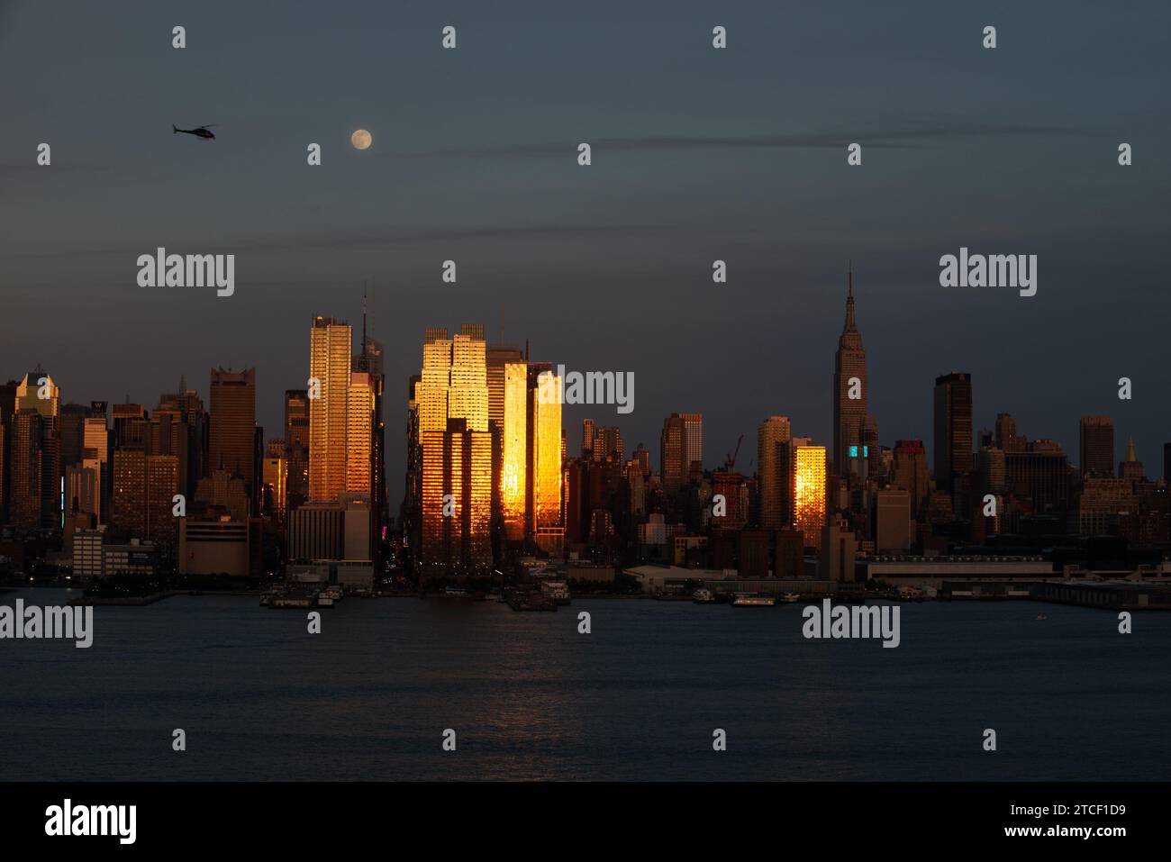 Nyc skyline sunset chrysler boat hi-res stock photography and images ...