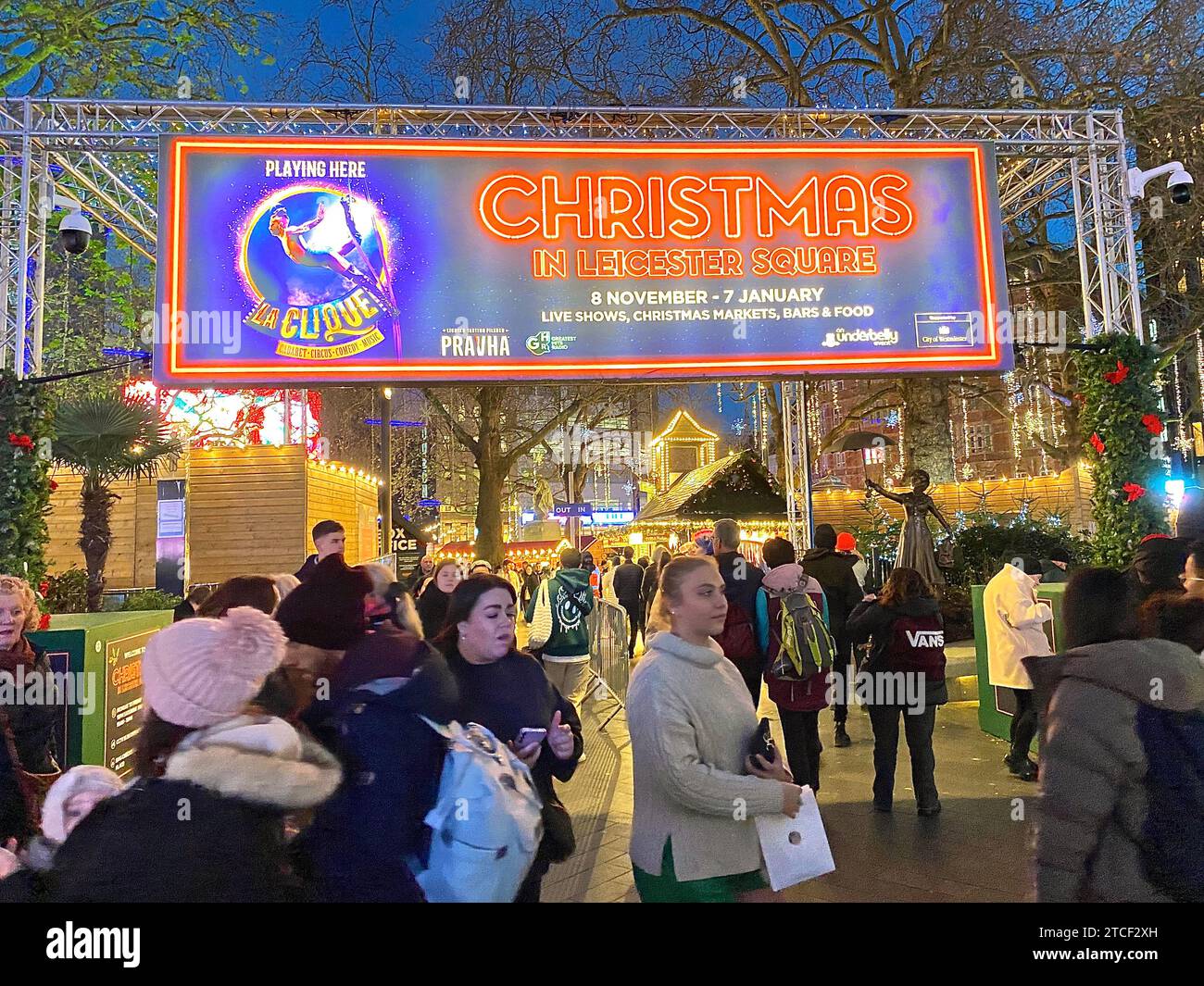 La clique circus hi-res stock photography and images - Alamy