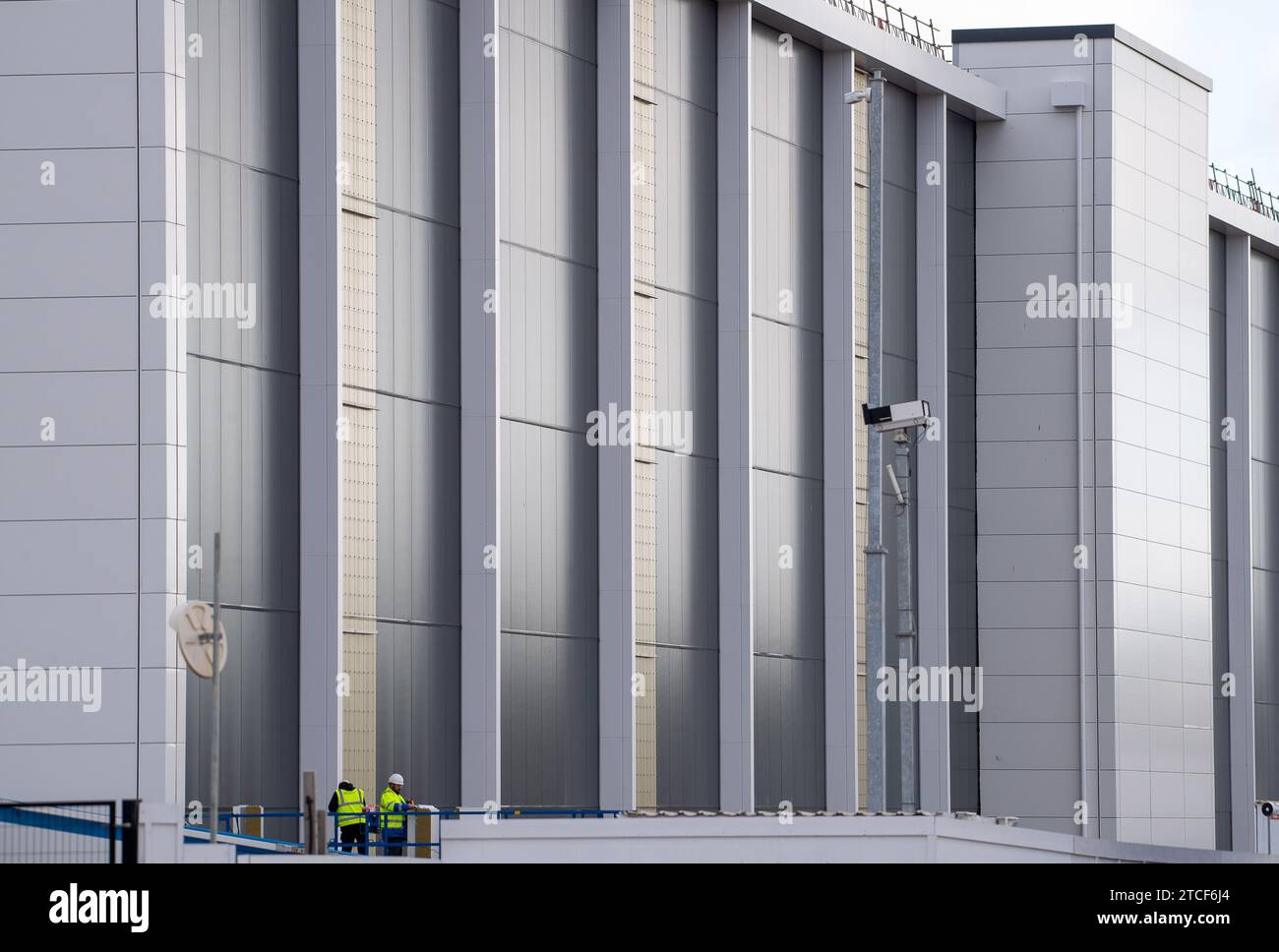 Slough, Berkshire, UK. 20th November, 2023. Construction work is continuing on a huge data centre for the Yondr Group on the site of the former Akzo Nobel Decorative Paint Manufacturing Plant in Wexham Road, Slough, Berkshire. There are already at least 38 data centres in Slough. Credit: Maureen McLean/Alamy Stock Photo