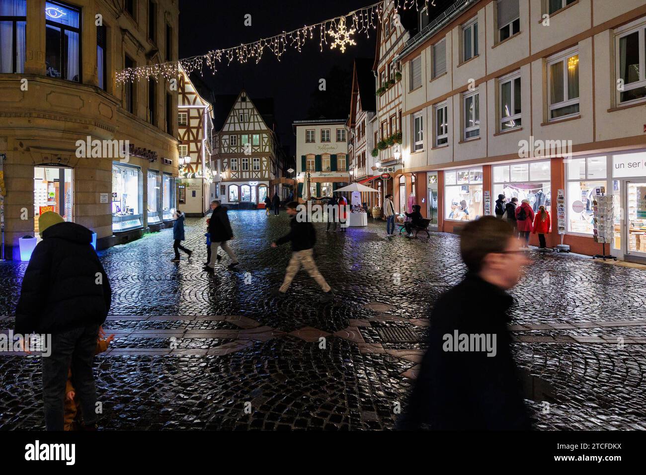 Mainzer Altstadt zum abendlichen Weihnachtsshopping Mainz, 12.12.2023 Passanten schlendern zwischen den Geschäften Mainzer Altstadt zum abendlichen Weihnachtsshopping Shoppen Weihnachten, Einkaufen, Konsum, Einzelhandel Innenstadt Geschenke Präsente bunte Lichter, Reflexionen Weihnachtsstimmung Abend Mainz Innenstadt Rheinland-Pfalz Deutschland *** Mainz old town for evening Christmas shopping Mainz, 12 12 2023 Passers-by stroll between the stores Mainz old town for evening Christmas shopping Shopping Christmas, shopping, consumption, retail downtown gifts presents colorful lights, reflections Stock Photo