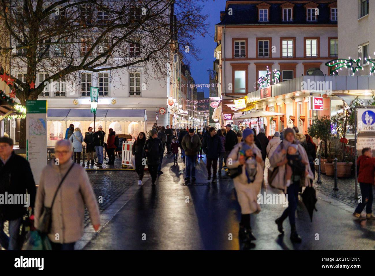 Mainzer Altstadt zum abendlichen Weihnachtsshopping Mainz, 12.12.2023 Passanten strömen aus der Augustinerstraße Mainzer Altstadt zum abendlichen Weihnachtsshopping Shoppen Weihnachten, Einkaufen, Konsum, Einzelhandel Innenstadt Geschenke Präsente bunte Lichter, Reflexionen Weihnachtsstimmung Abend Mainz Innenstadt Rheinland-Pfalz Deutschland *** Mainz old town for evening Christmas shopping Mainz, 12 12 2023 Passers-by stream out of Augustinerstraße Mainz old town for evening Christmas shopping Shopping Christmas, shopping, consumption, retail downtown gifts presents colorful lights, reflecti Stock Photo