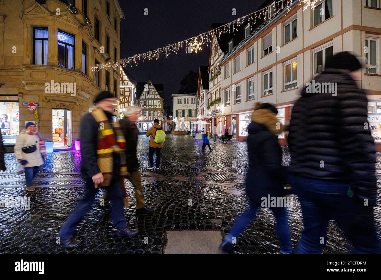 Mainzer Altstadt zum abendlichen Weihnachtsshopping Mainz, 12.12.2023 Passanten schlendern zwischen den Geschäften Mainzer Altstadt zum abendlichen Weihnachtsshopping Shoppen Weihnachten, Einkaufen, Konsum, Einzelhandel Innenstadt Geschenke Präsente bunte Lichter, Reflexionen Weihnachtsstimmung Abend Mainz Innenstadt Rheinland-Pfalz Deutschland *** Mainz old town for evening Christmas shopping Mainz, 12 12 2023 Passers-by stroll between the stores Mainz old town for evening Christmas shopping Shopping Christmas, shopping, consumption, retail downtown gifts presents colorful lights, reflections Stock Photo