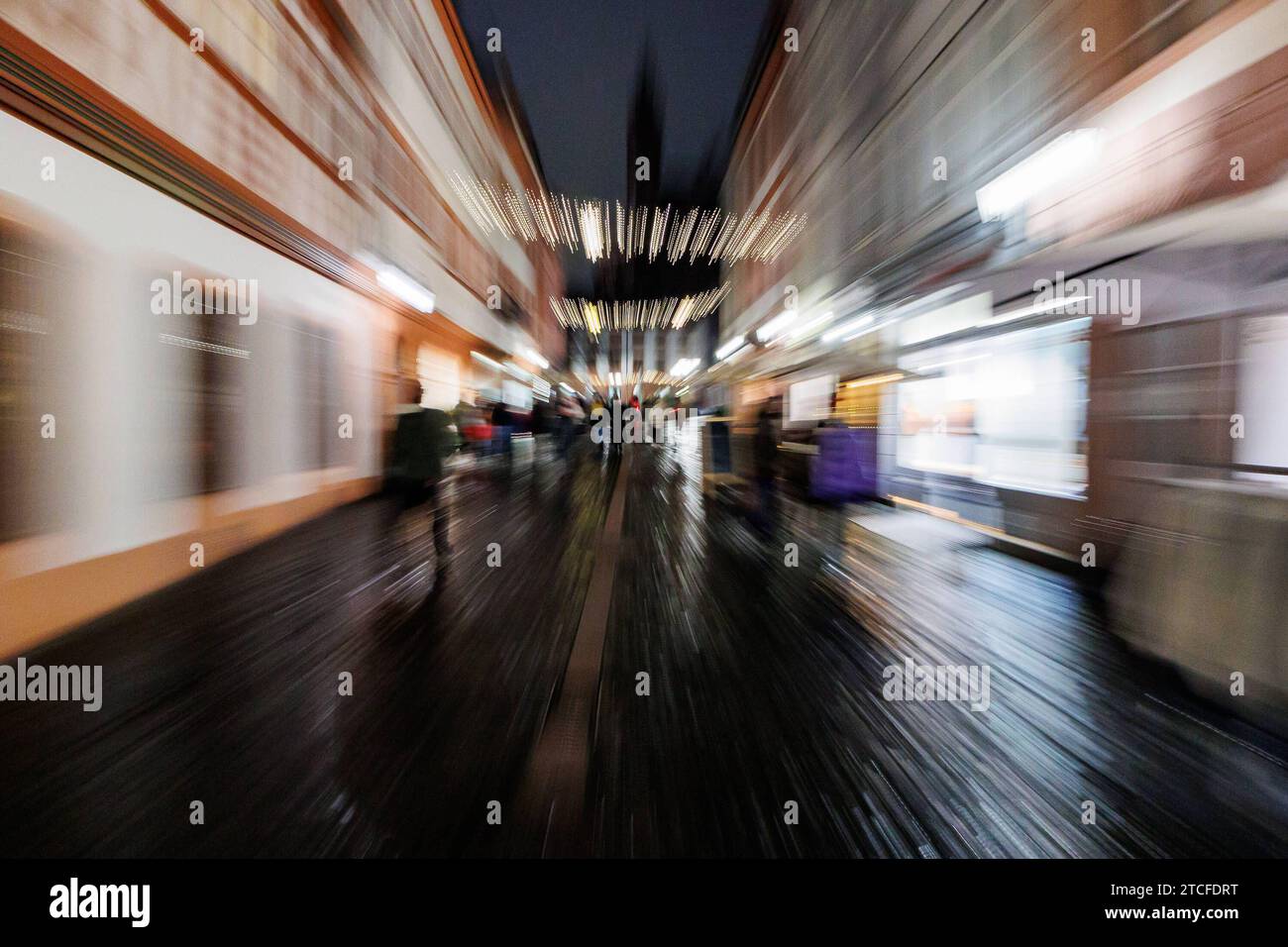 Mainzer Altstadt zum abendlichen Weihnachtsshopping Mainz, 12.12.2023 Passanten eilen durch die Innenstadt Zoom in die Szenerie Mainzer Altstadt zum abendlichen Weihnachtsshopping Stress Shoppen Weihnachten, Einkaufen, Konsum, Einzelhandel Innenstadt Geschenke Präsente bunte Lichter, Reflexionen Weihnachtsstimmung Abend Mainz Innenstadt Rheinland-Pfalz Deutschland *** Mainz old town for evening Christmas shopping Mainz, 12 12 2023 Passers-by hurry through the city center Zoom into the scenery Mainz old town for evening Christmas shopping stress shopping Christmas, shopping, consumption, retail Stock Photo