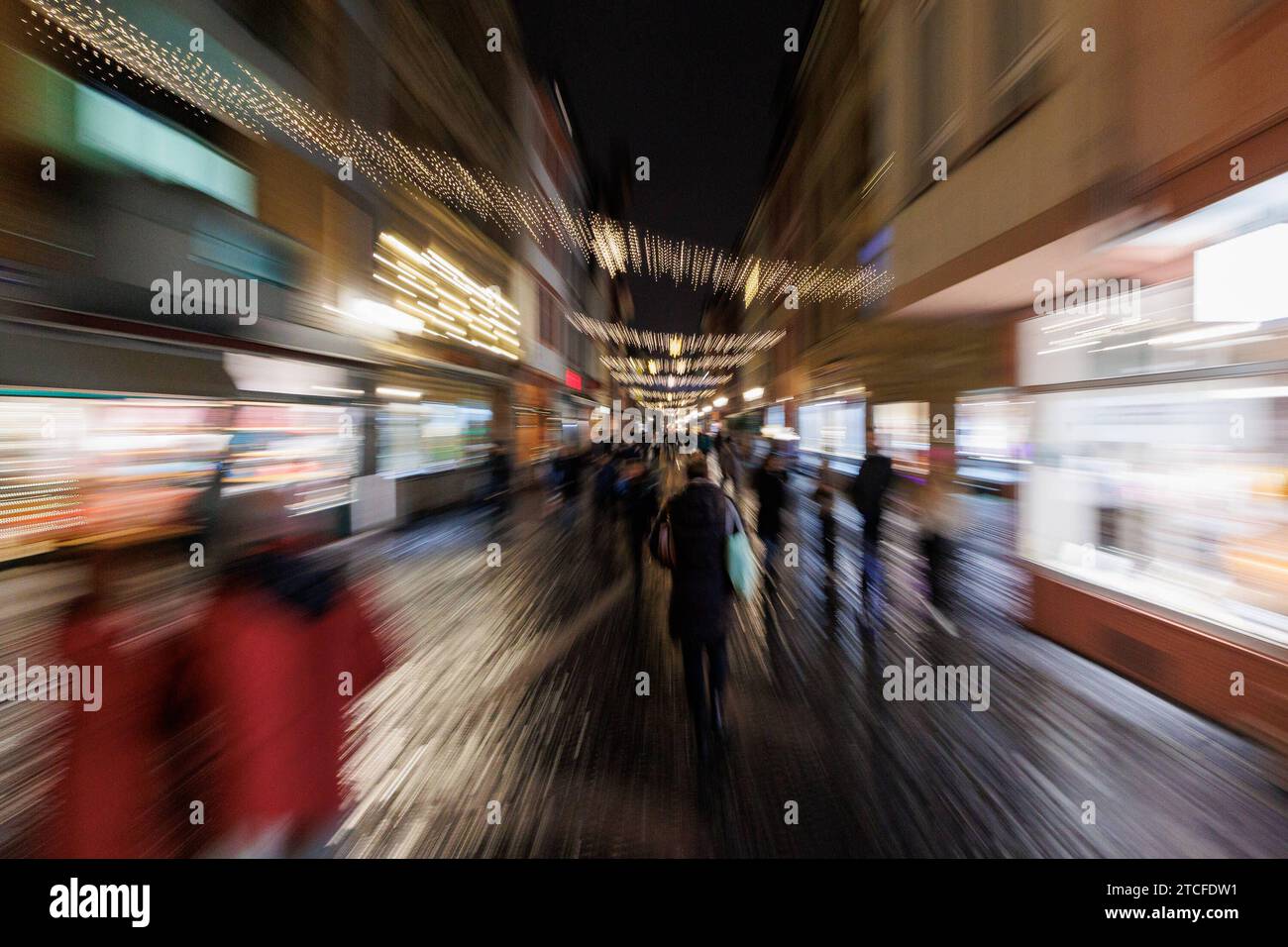 Mainzer Altstadt zum abendlichen Weihnachtsshopping Mainz, 12.12.2023 Passanten eilen durch die Innenstadt Zoom in die Szenerie Mainzer Altstadt zum abendlichen Weihnachtsshopping Stress Shoppen Weihnachten, Einkaufen, Konsum, Einzelhandel Innenstadt Geschenke Präsente bunte Lichter, Reflexionen Weihnachtsstimmung Abend Mainz Innenstadt Rheinland-Pfalz Deutschland *** Mainz old town for evening Christmas shopping Mainz, 12 12 2023 Passers-by hurry through the city center Zoom into the scenery Mainz old town for evening Christmas shopping stress shopping Christmas, shopping, consumption, retail Stock Photo