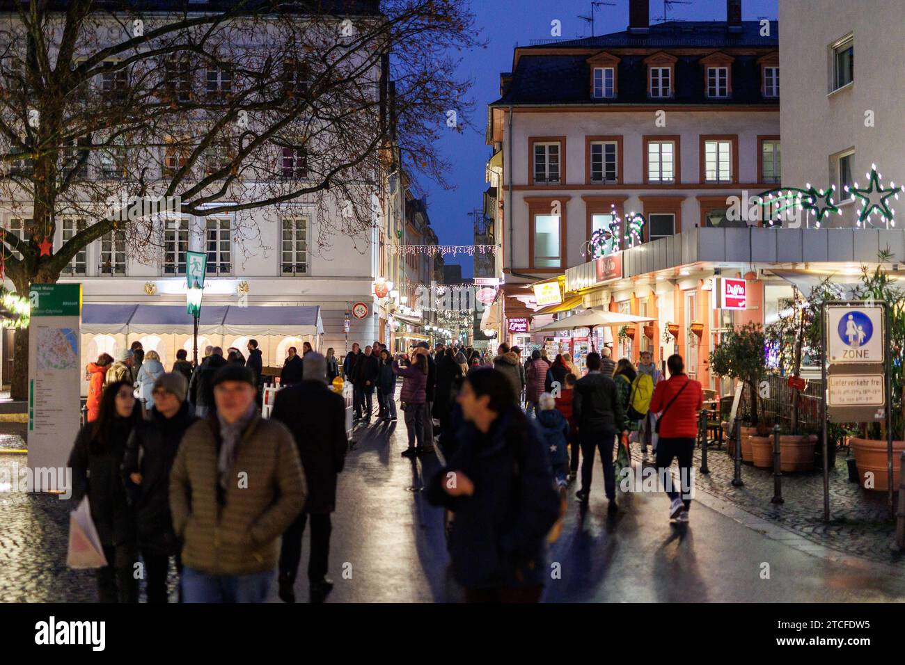 Mainzer Altstadt zum abendlichen Weihnachtsshopping Mainz, 12.12.2023 Passanten strömen aus der Augustinerstraße Mainzer Altstadt zum abendlichen Weihnachtsshopping Shoppen Weihnachten, Einkaufen, Konsum, Einzelhandel Innenstadt Geschenke Präsente bunte Lichter, Reflexionen Weihnachtsstimmung Abend Mainz Innenstadt Rheinland-Pfalz Deutschland *** Mainz old town for evening Christmas shopping Mainz, 12 12 2023 Passers-by stream out of Augustinerstraße Mainz old town for evening Christmas shopping Shopping Christmas, shopping, consumption, retail downtown gifts presents colorful lights, reflecti Stock Photo