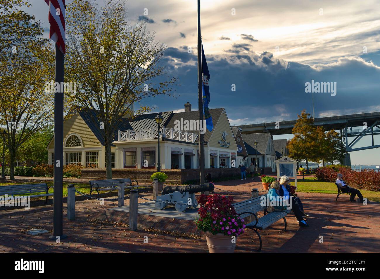 Yorktown beach and Water Street Grille in Yorktown, VA Stock Photo Alamy