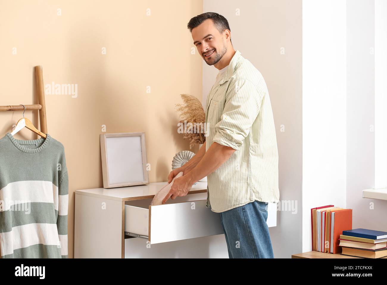Open drawer man hi-res stock photography and images - Alamy