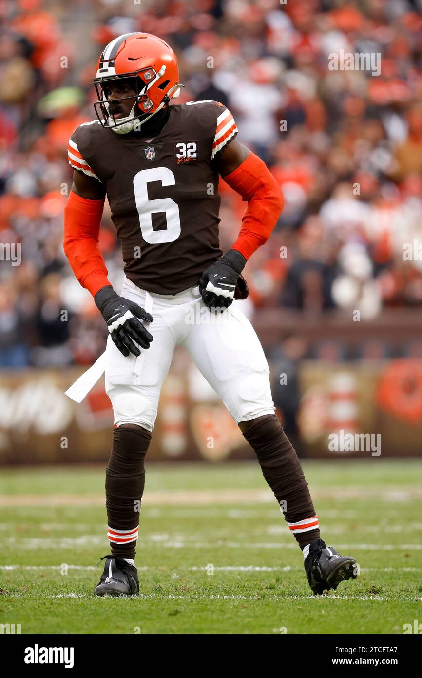 Cleveland Browns Linebacker Jeremiah Owusu-Koramoah (6) Lines Up For A ...