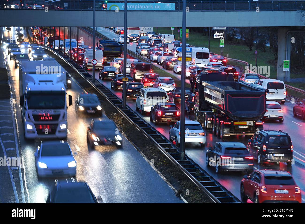 Verstopfte Hauptverkehrsstrasse,Stau,Stop and Go,Mittlerer Ring,dichter Strassenverkehr auf dem Verstopfte Hauptverkehrsstrasse,Stau,Stop and Go,Mittlerer Ring,dichter Strassenverkehr auf dem