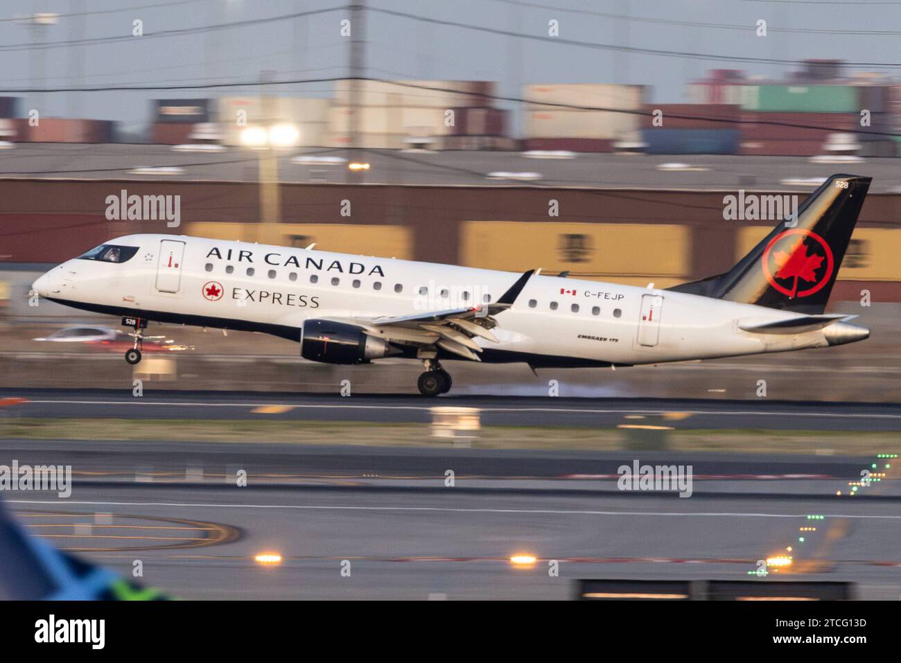 Embraer e175su hi-res stock photography and images - Alamy