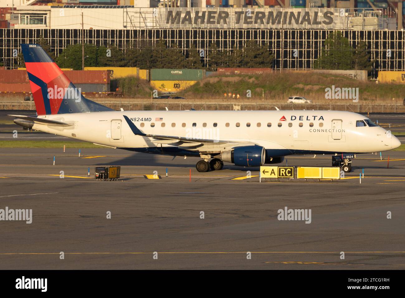 Embraer e170su hi-res stock photography and images - Alamy