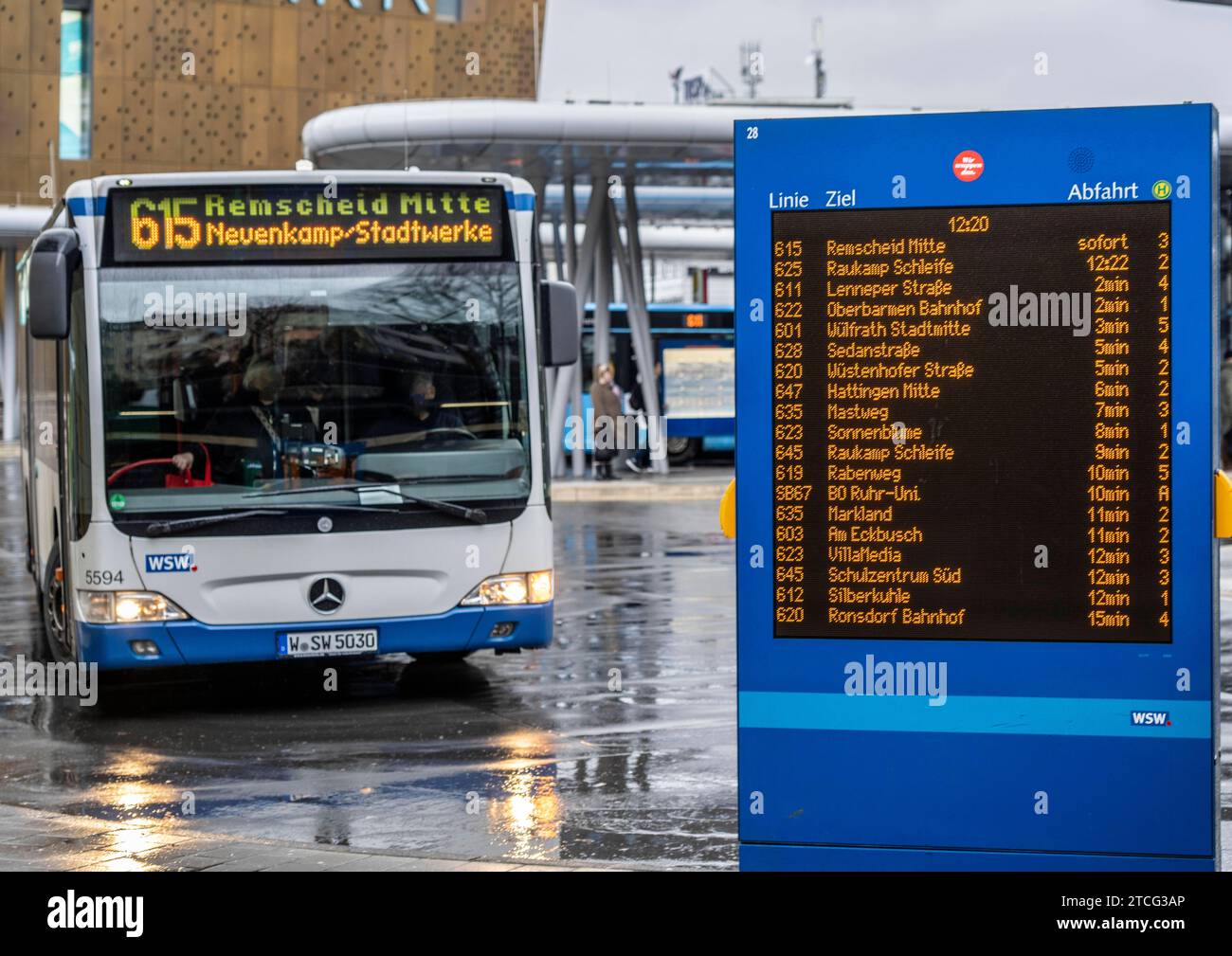 digitaler-fahrplan-anzeigetafel-am-zentralen-busbahnhof-busse-der