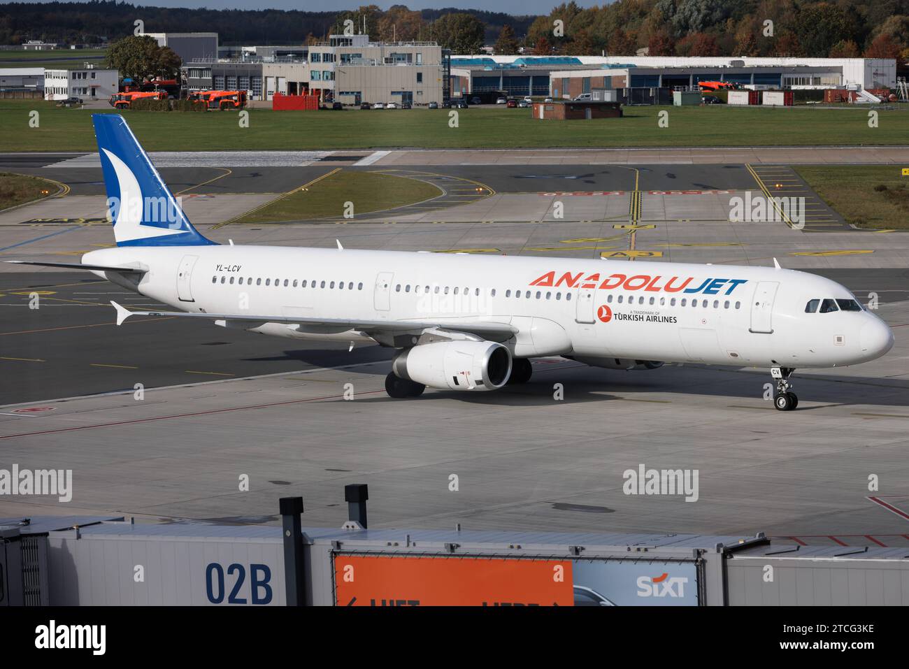 Der Airbus A321-231 A321 der Fluglinie AnadoluJet mit der Registrierung YL-LCV MSN: 02216 rollt am Flughafen Hamburg Airport EDDH/HAM. Hamburg Hamburg Deutschland *** The Airbus A321 231 A321 of the airline AnadoluJet with the registration YL LCV MSN 02216 is taxiing at Hamburg Airport EDDH HAM Hamburg Hamburg Hamburg Germany Stock Photo