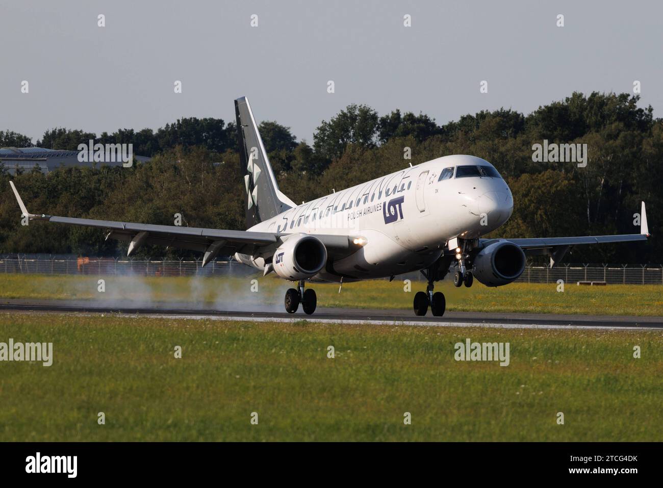 Die Embraer E170STD E170 mit der Sonderlackierung Star Alliance Livery ...