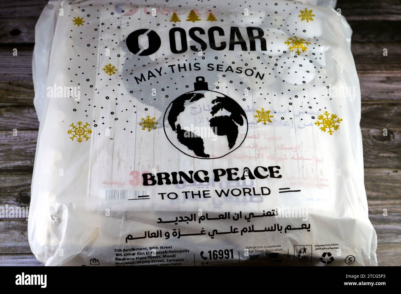 Cairo, Egypt, December 10 2023: Oscar hypermarket bags with the Earth world map on it, with the phrase may this season bring peace to the world, and G Stock Photo