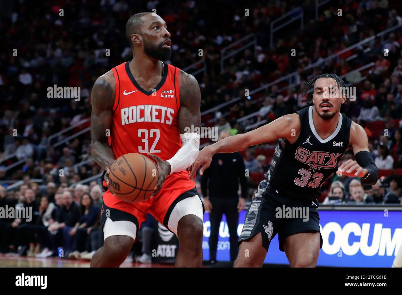 Houston Rockets forward Jeff Green (32) pulls up for a shot in front of ...