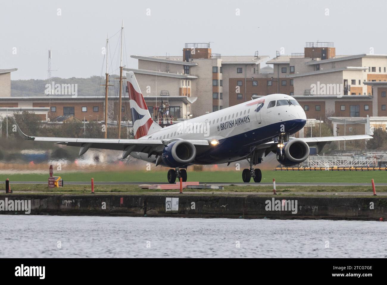 British airways embraer e190 hi-res stock photography and images - Alamy