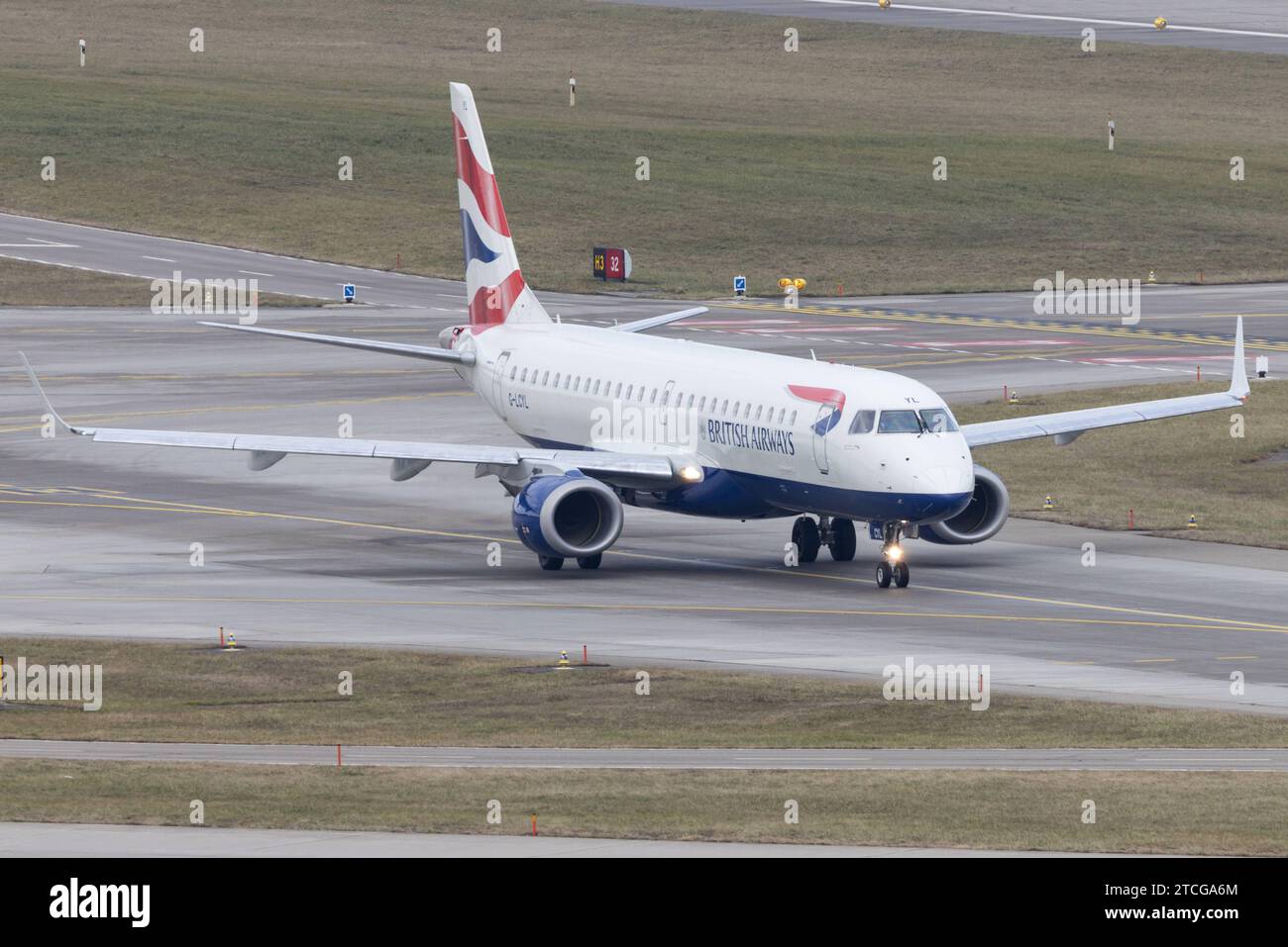 British airways embraer e190 hi-res stock photography and images - Alamy
