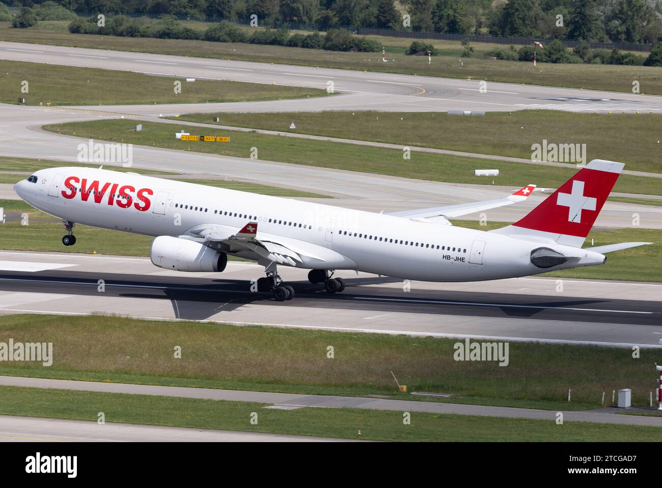 Die Boeing 777-300ER B77W der Fluglinie Swiss LX / SWR mit der ...