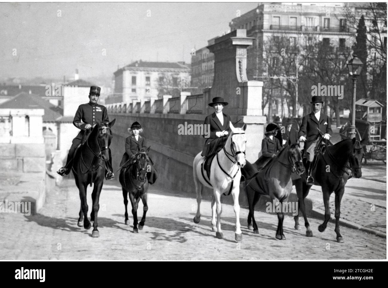 01/31/1918. In the Plaza de Oriente, in Madrid. HM Queen Victoria, with the Infantitas Doña Beatriz and Doña Cristina, upon returning to the Palace, after a horseback ride through the country house. Credit: Album / Archivo ABC / Ramón Alba Stock Photo
