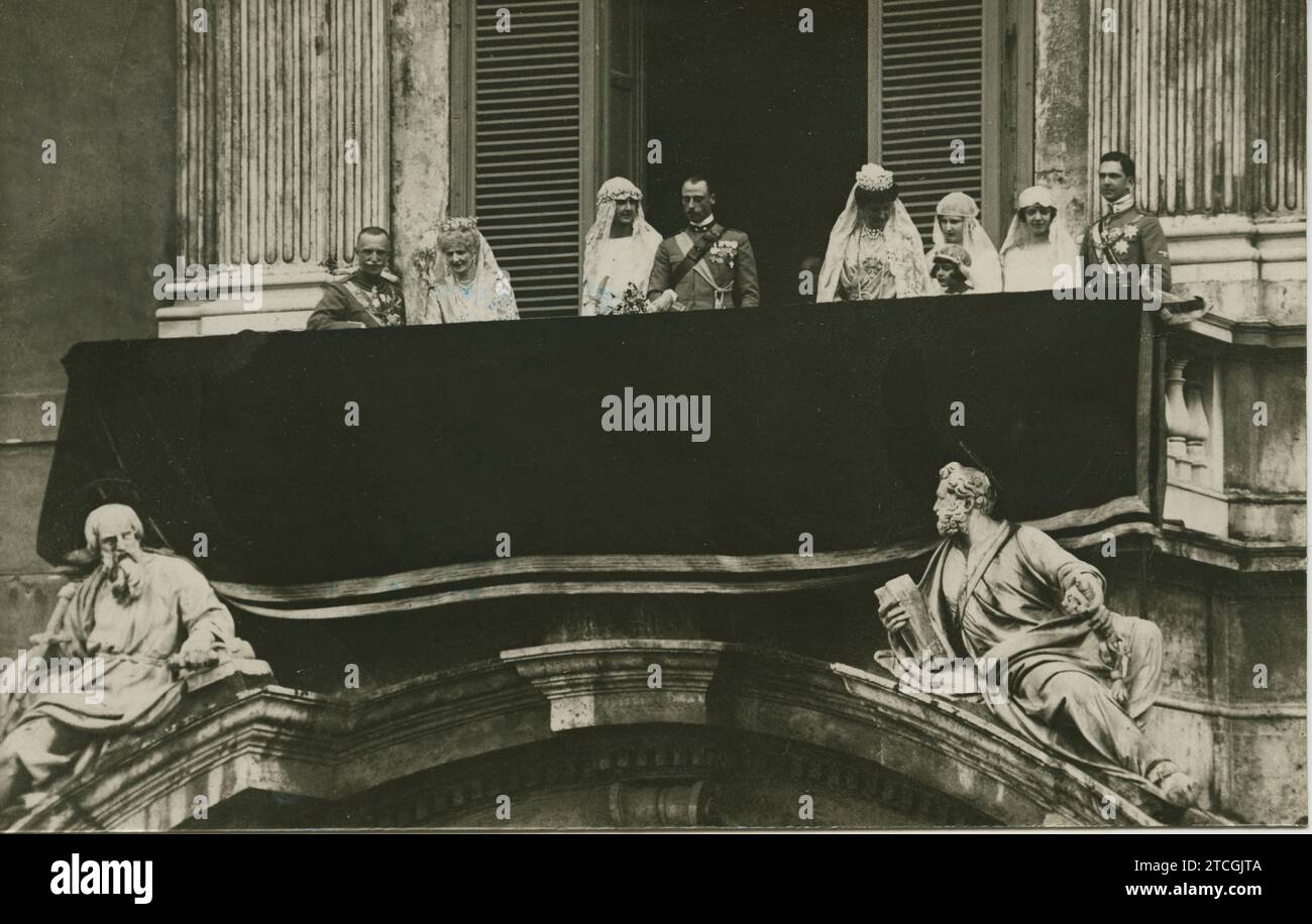 Rome (Italy), 04/09/1923. Wedding of Princess Yolanda of Savoy, daughter of the Kings of Italy, with Count Calvi di Bergolo. In the image, the newlyweds, after the ceremony, looking out from the balcony of the Quirinal Palace. From left to right: King Victor Manuel, the Queen Mother, the bride and groom, Queen Elena, Princesses María, Juana and Mafalda, and Prince Humberto. Credit: Album / Archivo ABC / Adolfo Porry Pastorel Stock Photo