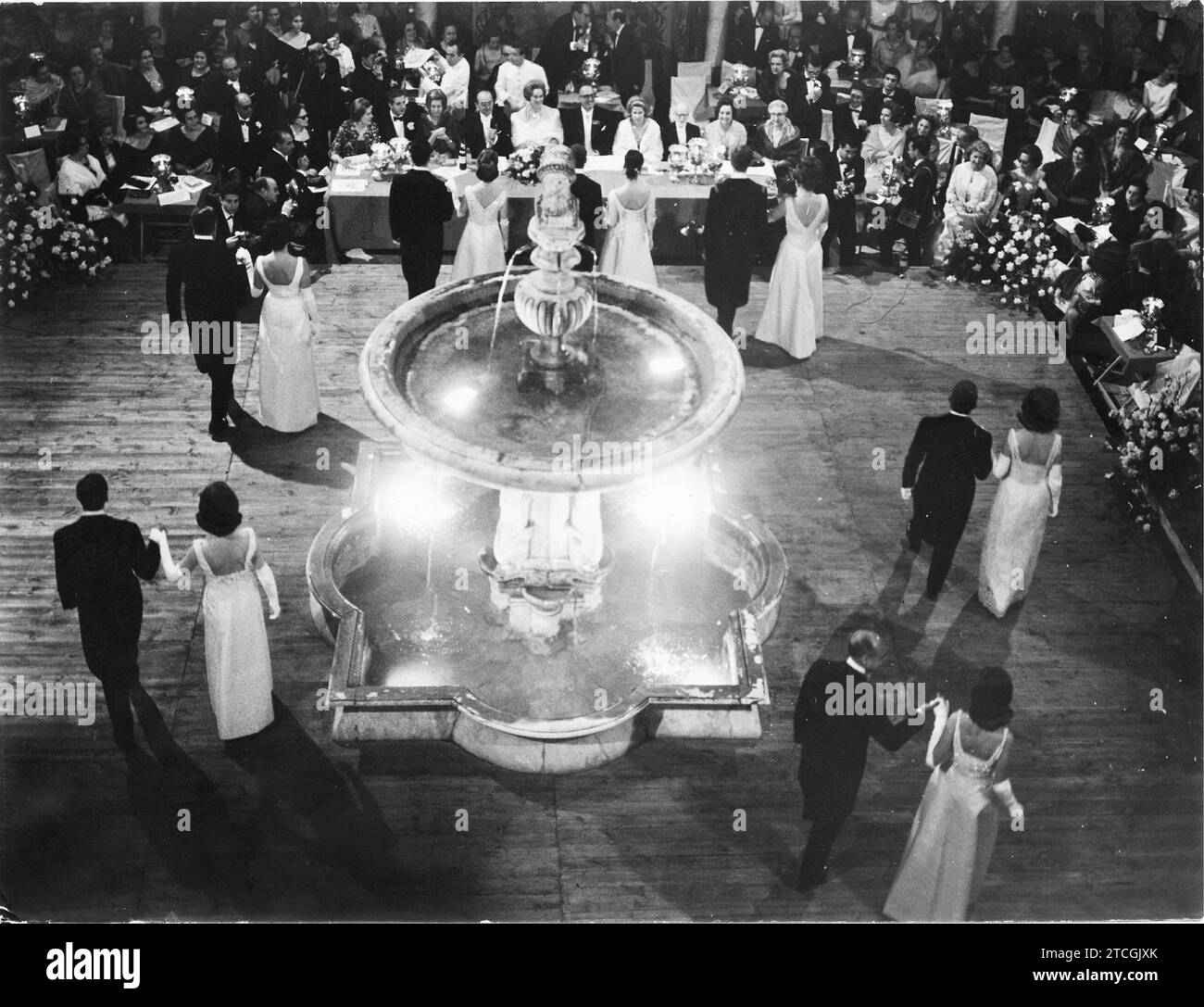 04/01/1964. Dance of the Debutantes in the house of Pilatos, palace of the Dukes of Medinaceli. Credit: Album / Archivo ABC / Álvaro García Pelayo Stock Photo