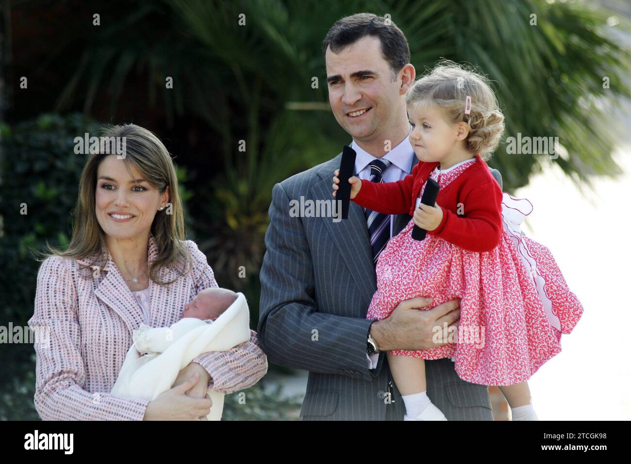 Madrid, 05/04/2007. Departure of the Princes of Asturias and their Daughters, the Infantas Leonor and Sofía, from the Ruber clinic. Photo: Francisco Seco, Chema Barroso, Jaime Garcia. Archdc. Credit: Album / Archivo ABC / Jaime García Stock Photo